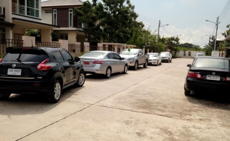 รถจอดเต็มหน้าบ้าน