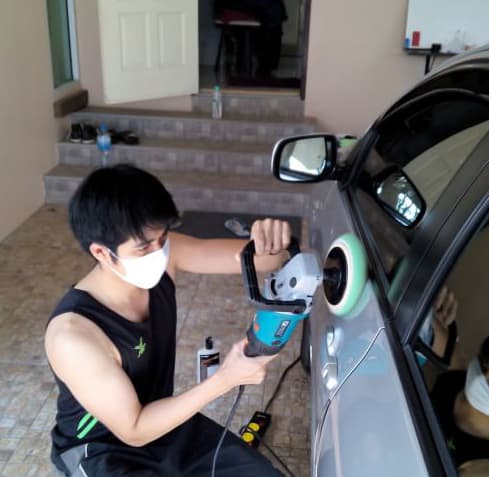 ทำงานขัดสีรถ