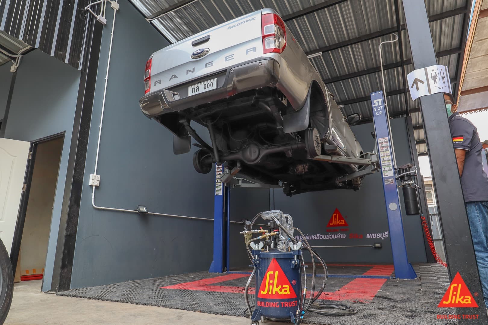 รถกระบะ Ford Ranger บนลิฟต์ยกรถ เตรียมพร้อมสำหรับงานพ่นกันสนิมช่วงล่าง