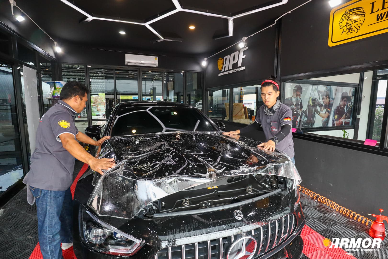 ทีมงานช่างมืออาชีพพร้อมให้บริการด้วยความชำนาญและประณีต