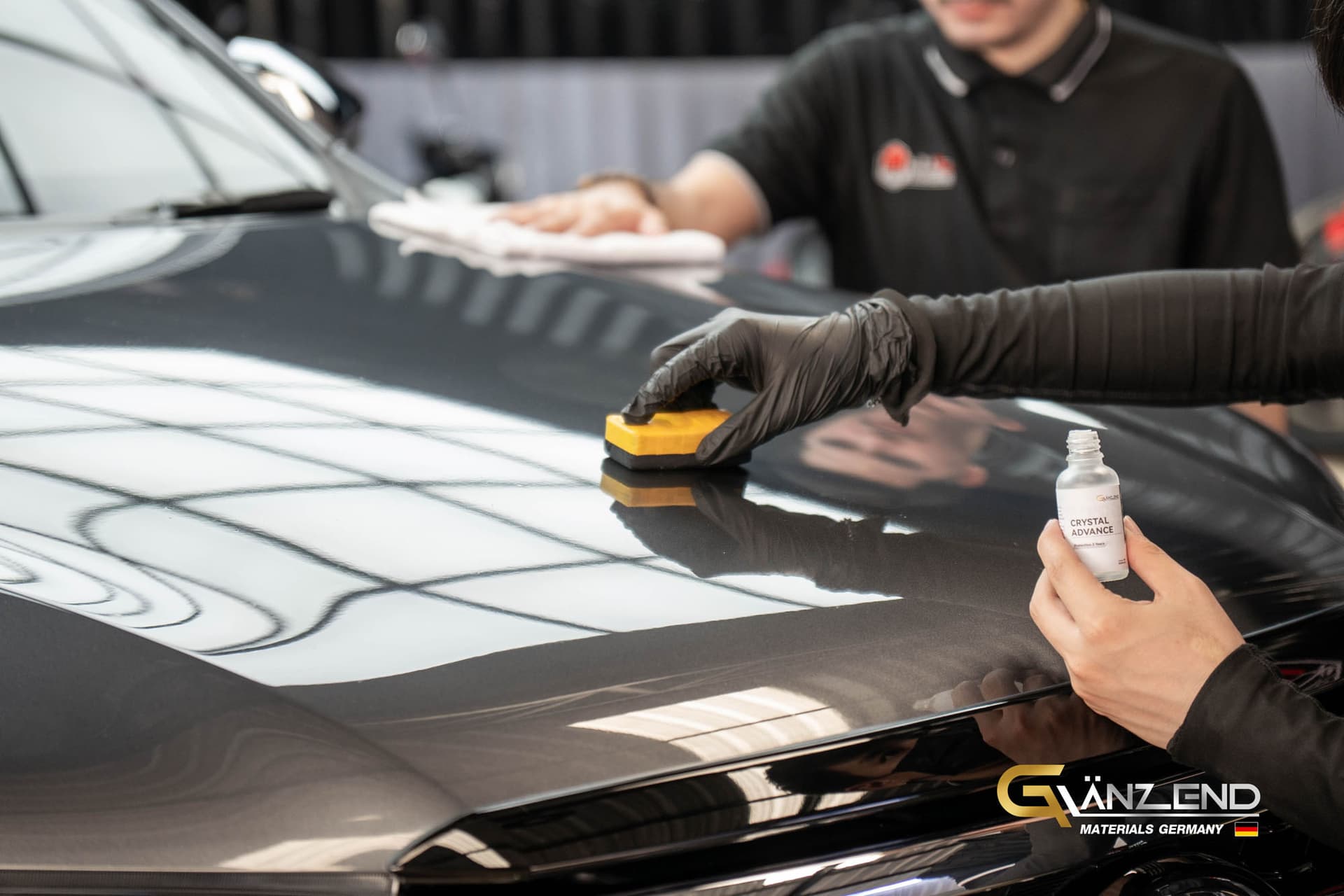 ช่างกำลังลงน้ำยาเคลือบแก้วบนฝากระโปรงรถ