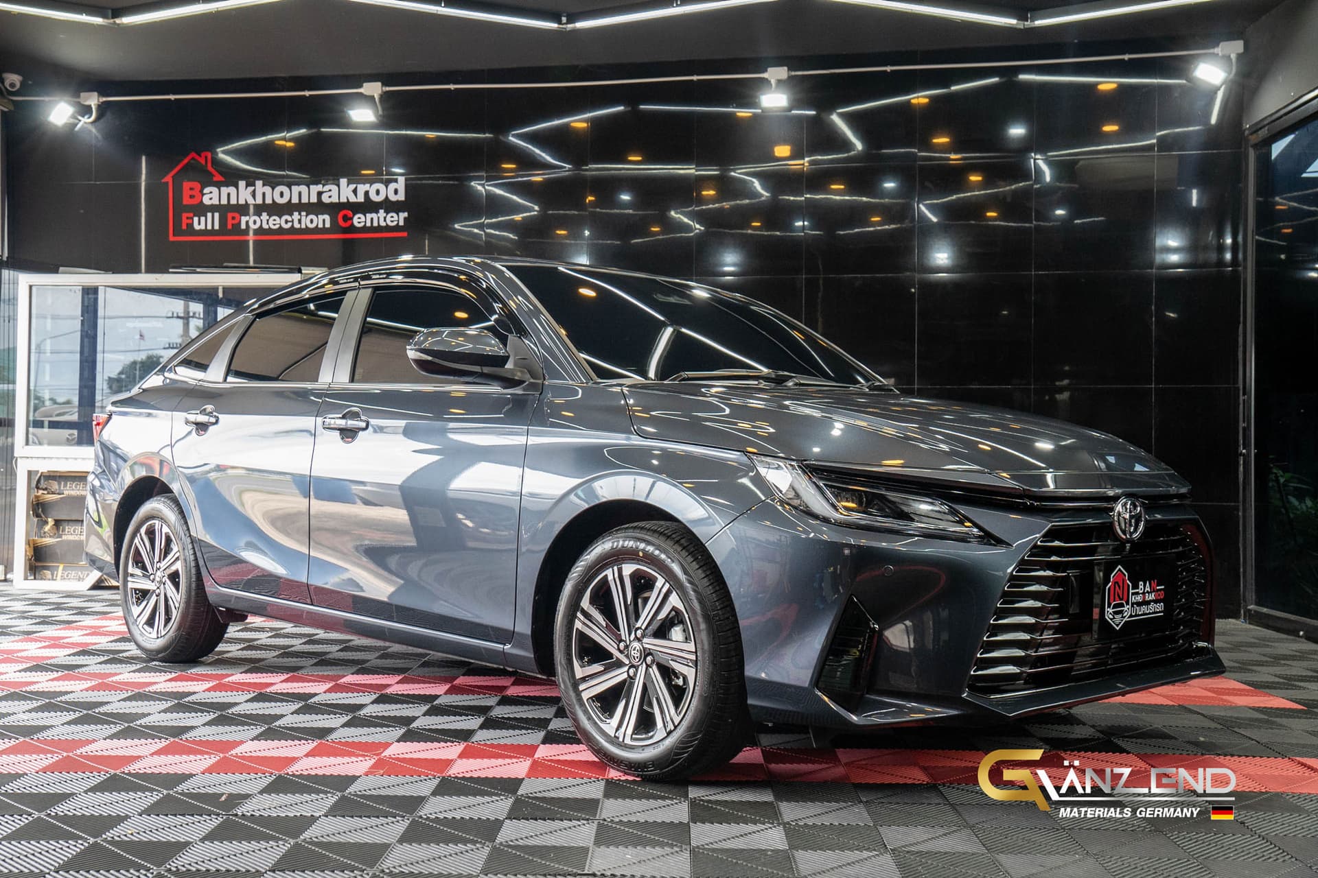 Toyota Vios สีเทา เงางามฉ่ำลึก