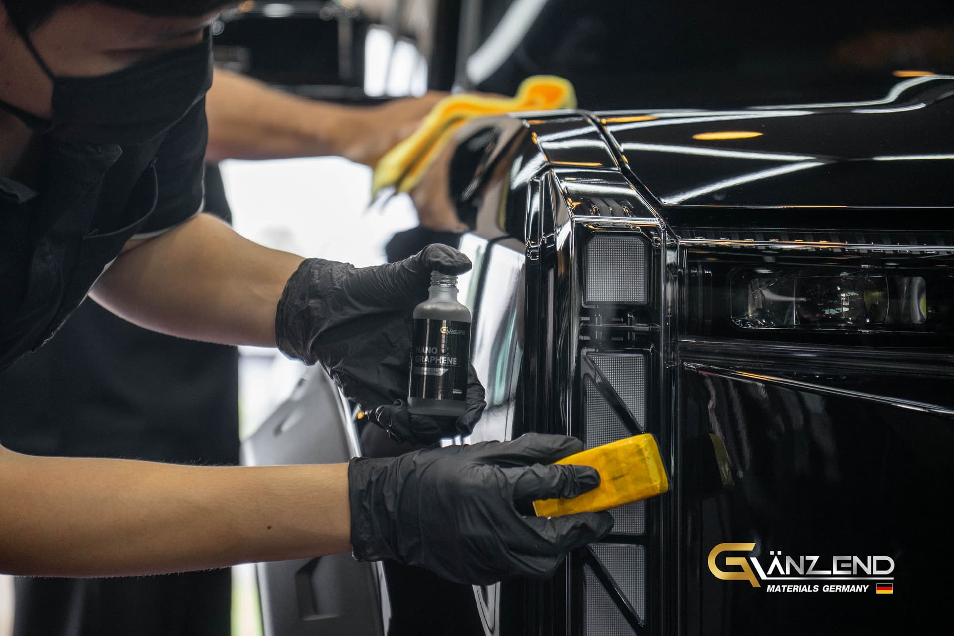 ลงน้ำยาเคลือบแก้วชิ้นส่วนพลาสติกดำเงา