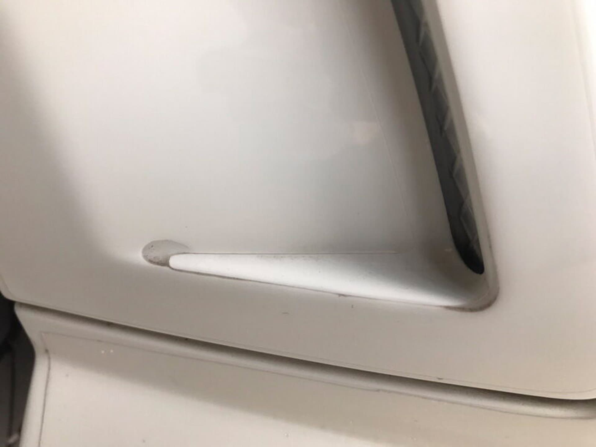 คราบฝุ่นตามขอบฟิล์มในรถสีขาว